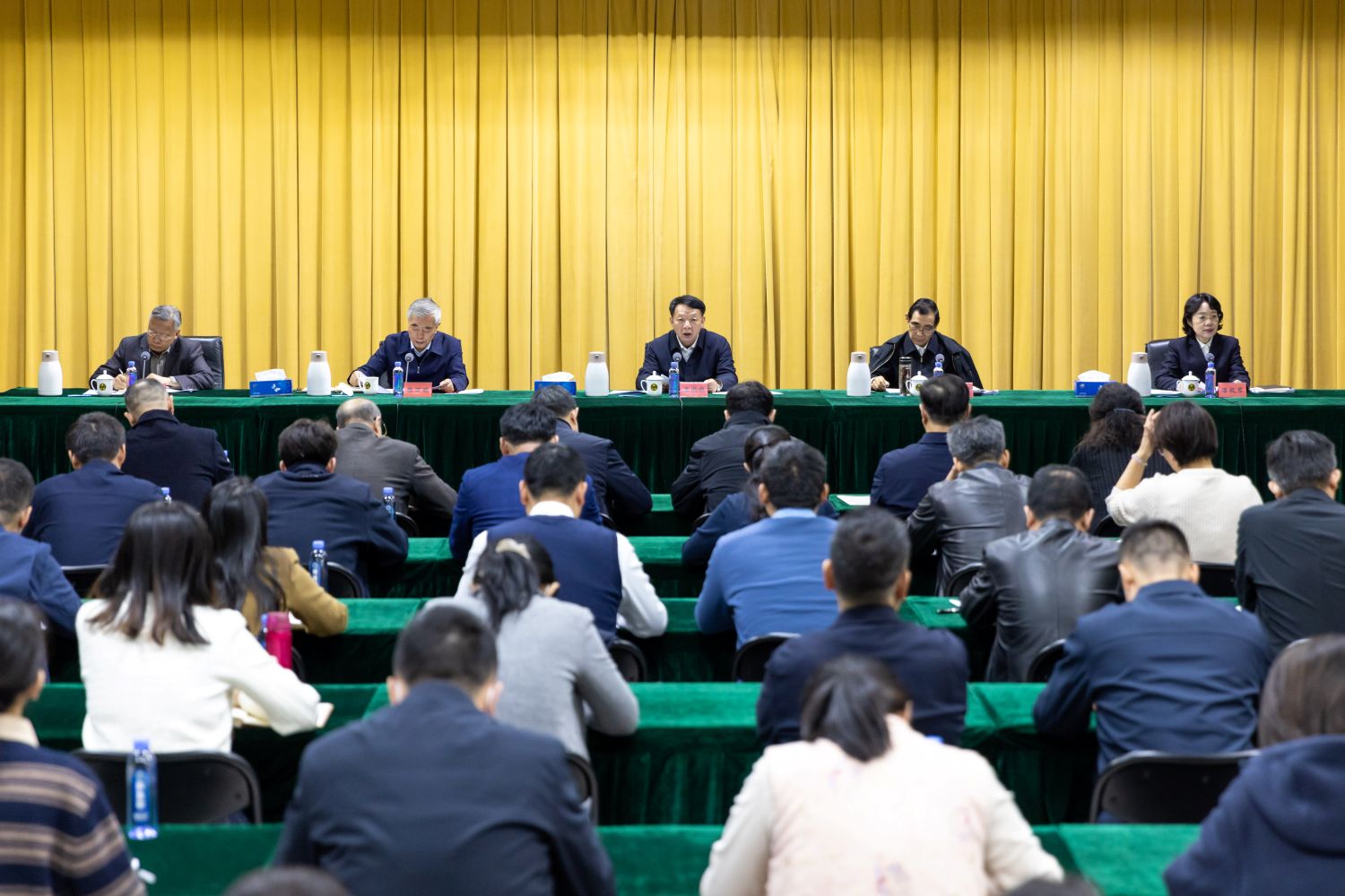 王洪祥在中国法学会学习贯彻全国两会精神会议上强调
全面履职尽责 勇于担当作为 为“十五五”开好局起好步贡献法治力量
景汉朝杨万明潘毅琴王振江出席